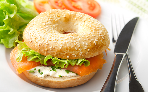 Bagel au saumon fumé et fromage frais - WeCook Bagel au saumon fumé et fromage frais - WeCook